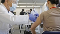 Nhật Bản bổ sung đối tượng được phép tổ chức tiêm vaccine