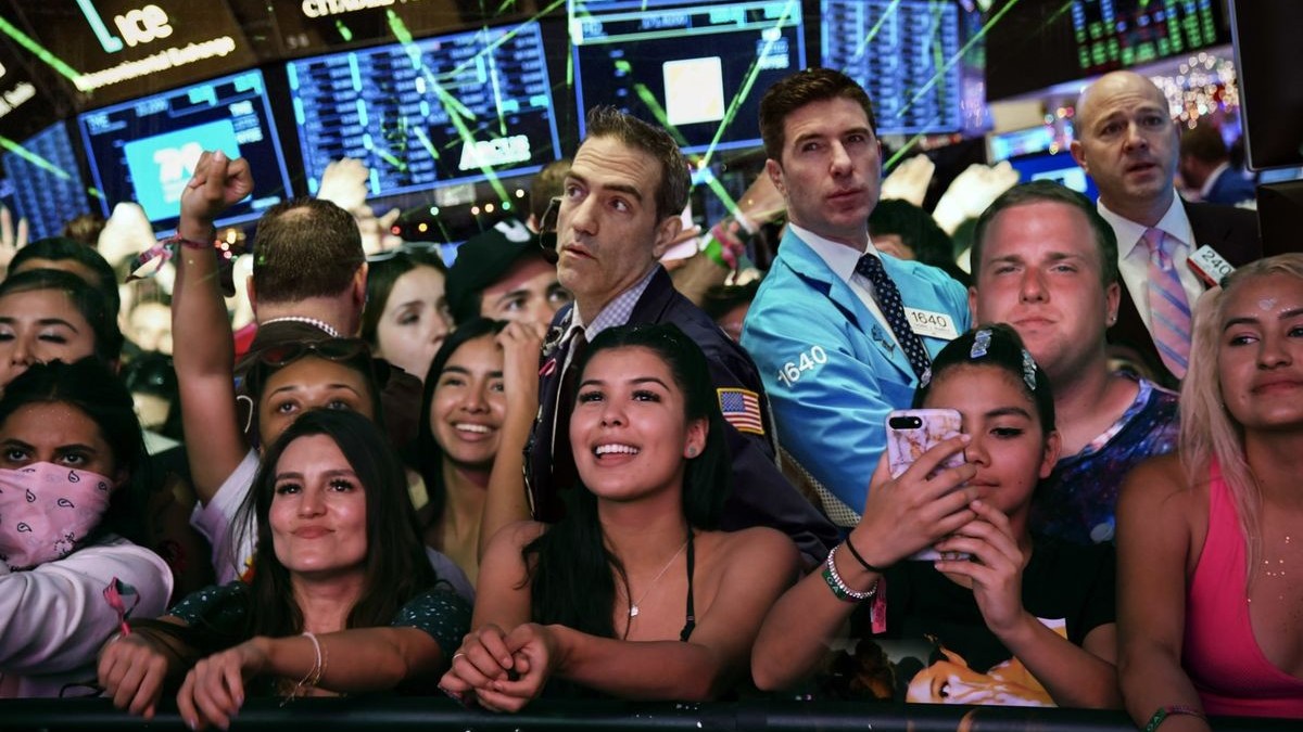 chung khoan my khoi sac nang luong dan dat da tang cua pho wall