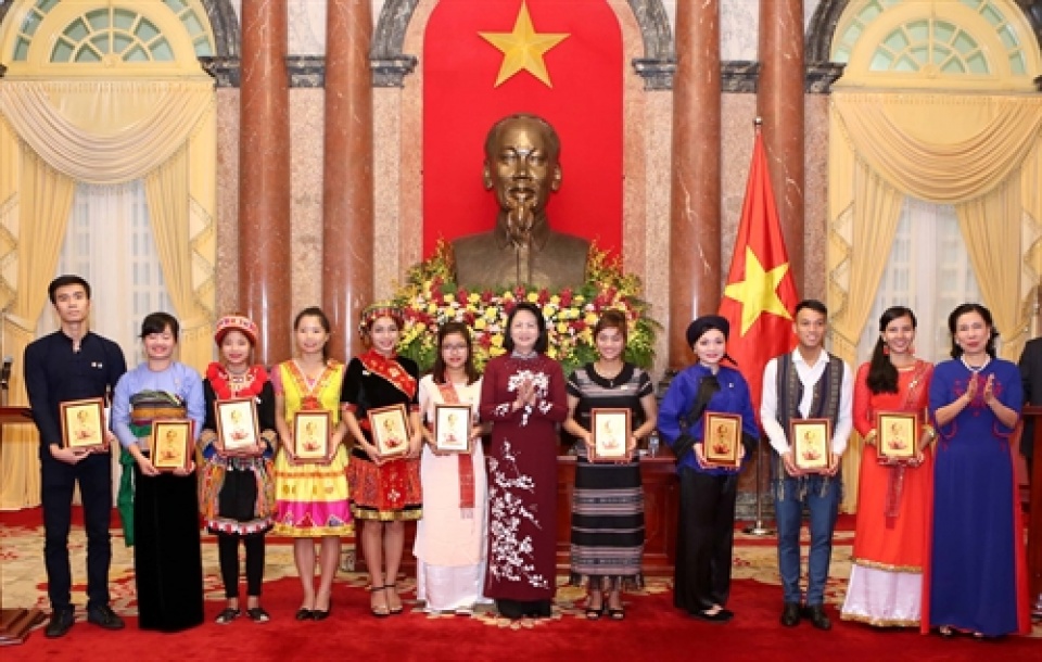 vinh danh 40 hs sv vdv tieu bieu dan toc thieu so 2016