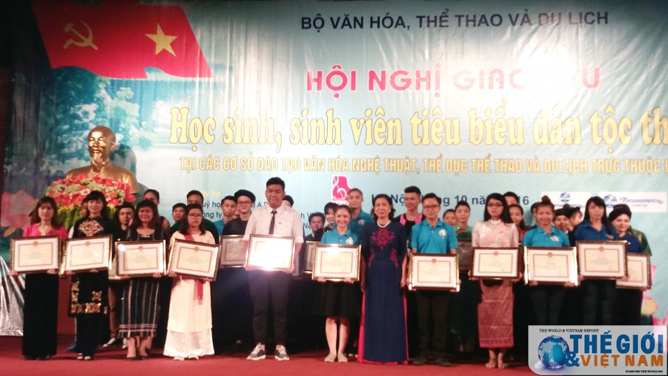 vinh danh 40 hs sv vdv tieu bieu dan toc thieu so 2016