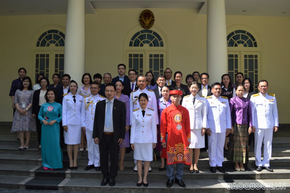 Đại biện lâm thời Đại sứ quán Thái Lan cùng các đại biểu, thầy cô và các thành viên Đại sứ quán Thái Lan chụp ảnh kỷ niệm. (Ảnh: MH) Thầy giáo trẻ tỉnh Hậu Giang nhận Giải thưởng Công chúa Thái Lan