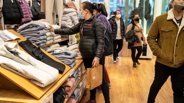 Mỹ: Hoạt động tiêu dùng vượt dự báo, bất chất lạm phát tăng cao