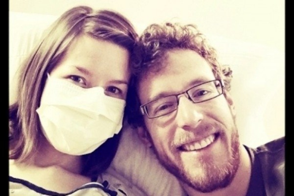 co gai dang thuong di ung voi moi thu