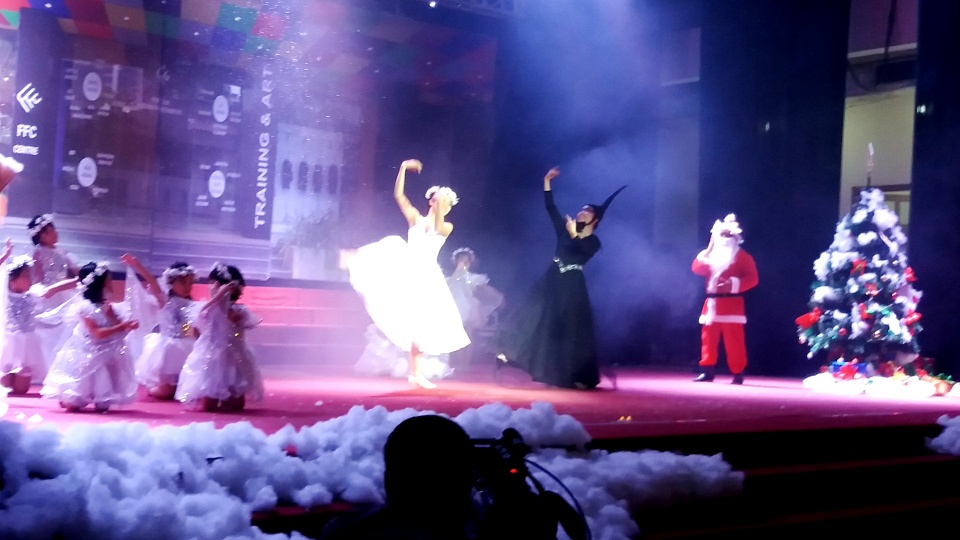 ong gia noel bi bat coc noi dai uoc mo bay