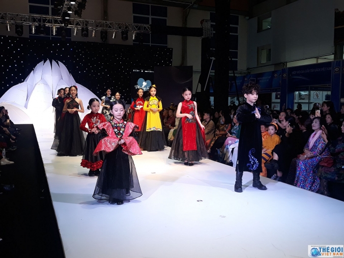 trinh dien thoi trang cua cam hung truyen thong va net dep thoi dai