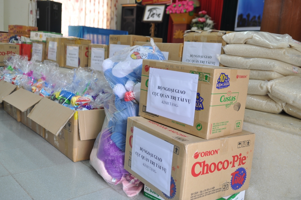 Cục Quản trị Tài vụ trao quà từ thiện cho người già và trẻ khuyết tật tại Ba Vì cuc quan tri tai vu trao qua tu thien cho nguoi gia va tre khuyet tat tai ba vi