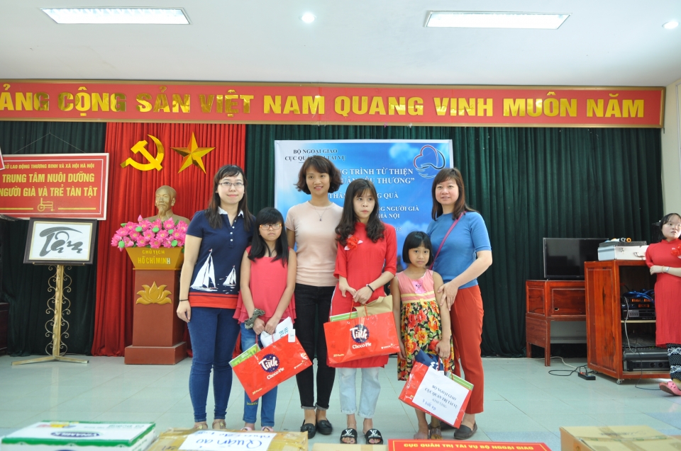 Cục Quản trị Tài vụ trao quà từ thiện cho người già và trẻ khuyết tật tại Ba Vì cuc quan tri tai vu trao qua tu thien cho nguoi gia va tre khuyet tat tai ba vi
