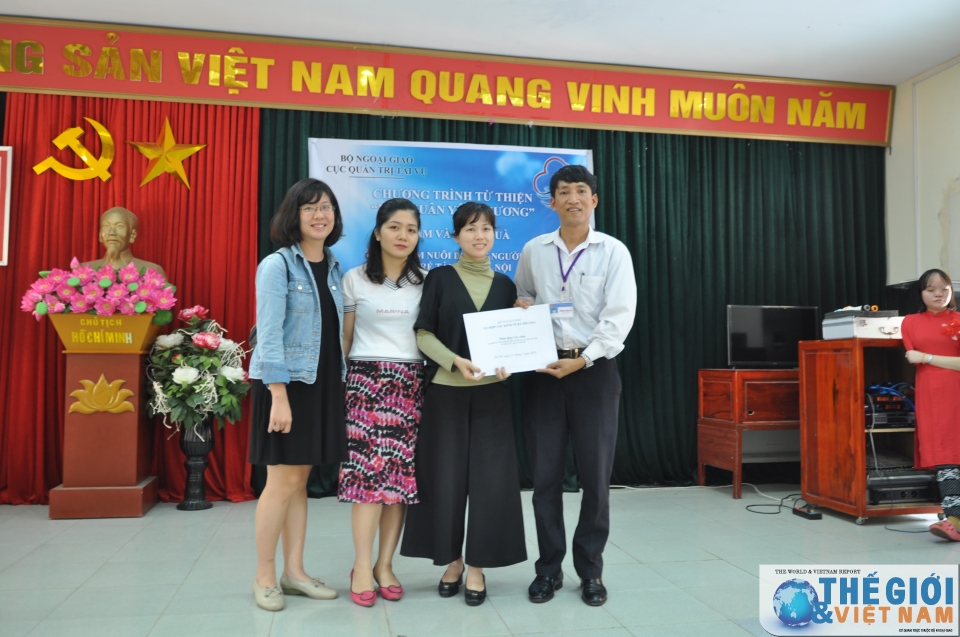 Cục Quản trị Tài vụ trao quà từ thiện cho người già và trẻ khuyết tật tại Ba Vì cuc quan tri tai vu trao qua tu thien cho nguoi gia va tre khuyet tat tai ba vi