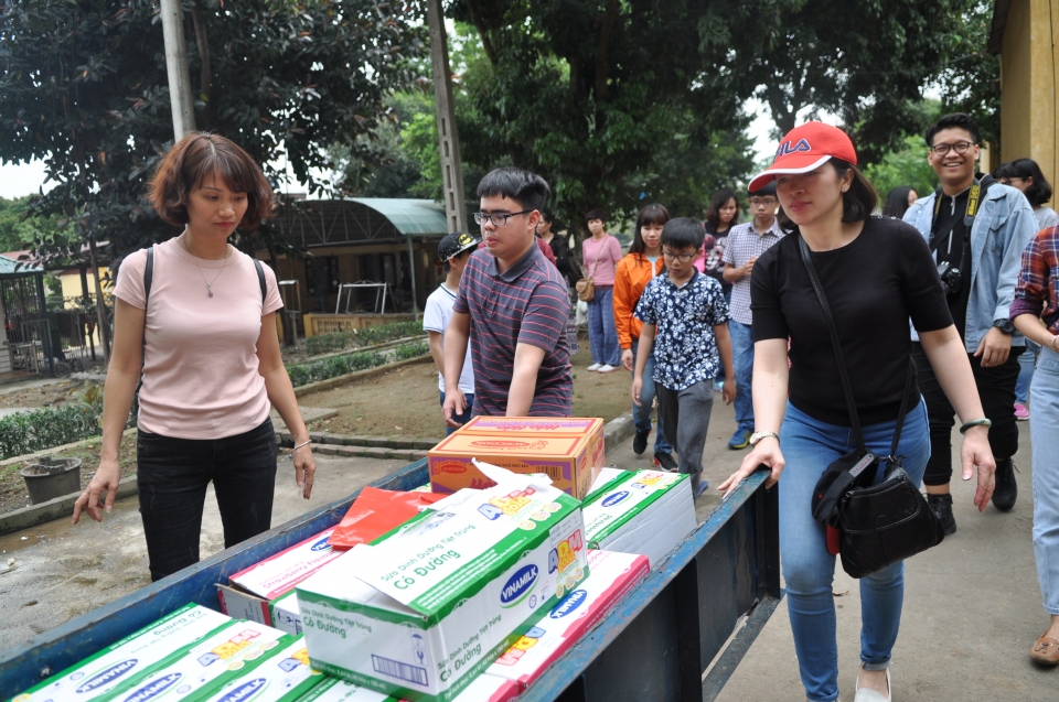 cuc quan tri tai vu trao qua tu thien cho nguoi gia va tre khuyet tat tai ba vi