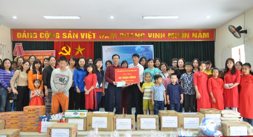 Cục Quản trị Tài vụ trao quà từ thiện cho người già và trẻ khuyết tật tại Ba Vì cuc quan tri tai vu trao qua tu thien cho nguoi gia va tre khuyet tat tai ba vi