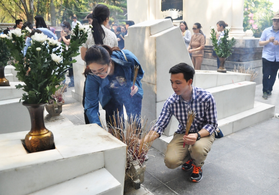 doan thanh nien bo ngoai giao va hanh trinh tri an mien trung