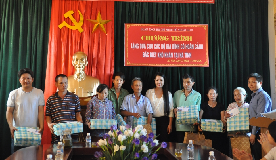 doan thanh nien bo ngoai giao va hanh trinh tri an mien trung