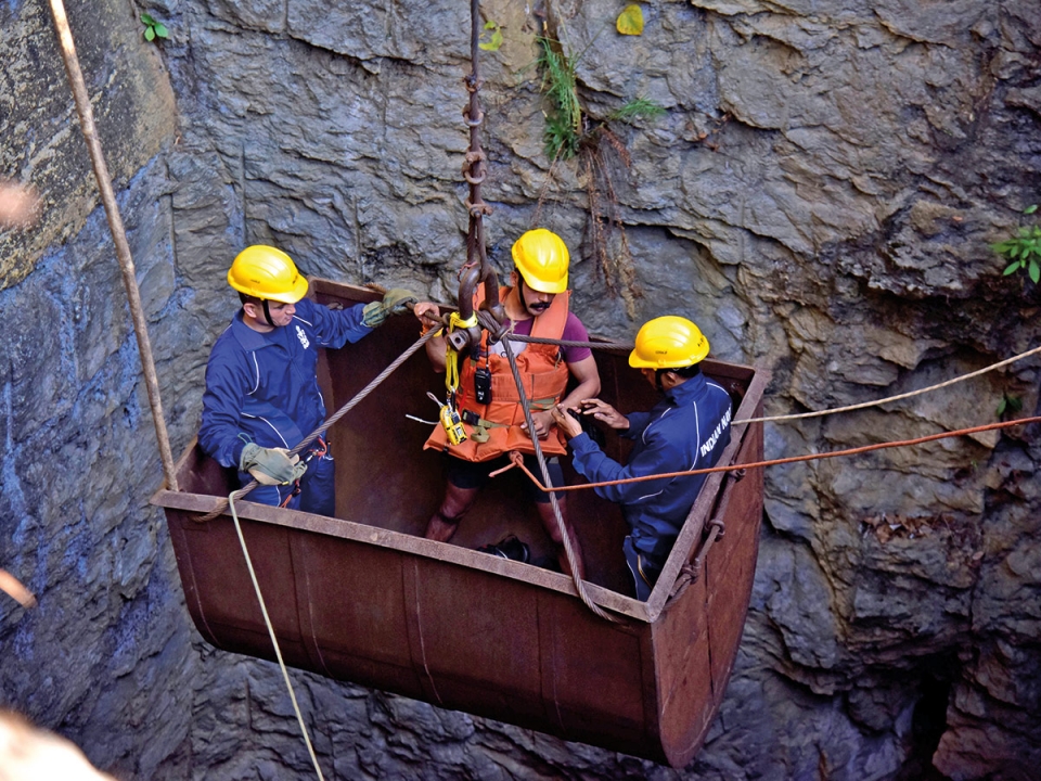 an do tim cach giai cuu 15 cong nhan mac ket 17 ngay trong ham mo ngap nuoc