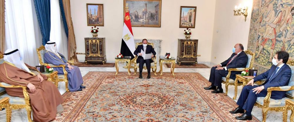 (1.3) Tổng thống Ai Cập El-Sisi trong buổi tiếp Ngoại trưởng Kuwait al-Sabah (áo tím) ngày 1.2.2021. (Ảnh Daily Egypt News)