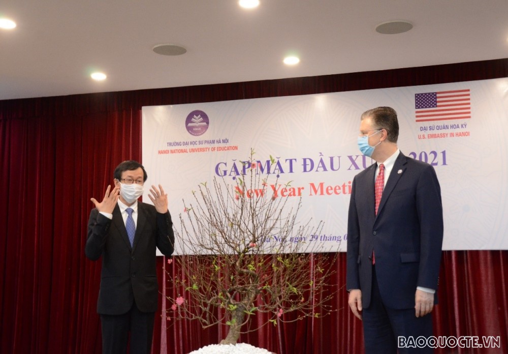 (01.29) Cây đào mà Đại sứ Kritenbrink tặng chính là cây đào mà ông đã ghép vào dịp Tết hai năm trước. (Ảnh: Huy Sơn) (01.29) Cây đào mà Đại sứ Kritenbrink tặng chính là cây đào mà ông đã ghép vào dịp Tết hai năm trước. (Ảnh: Huy Sơn)