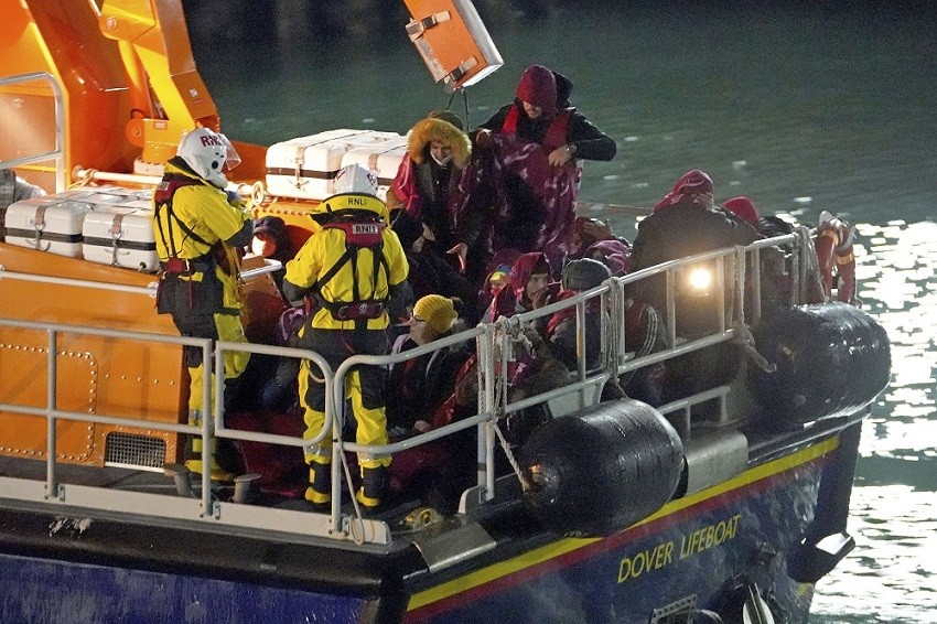 (01.03) Một nhóm người, được cho là người di cư, đã được giải cứu sau khi gặp nạn tại eo biển Manche ngày 25/11/2021. (Nguồn: AP)