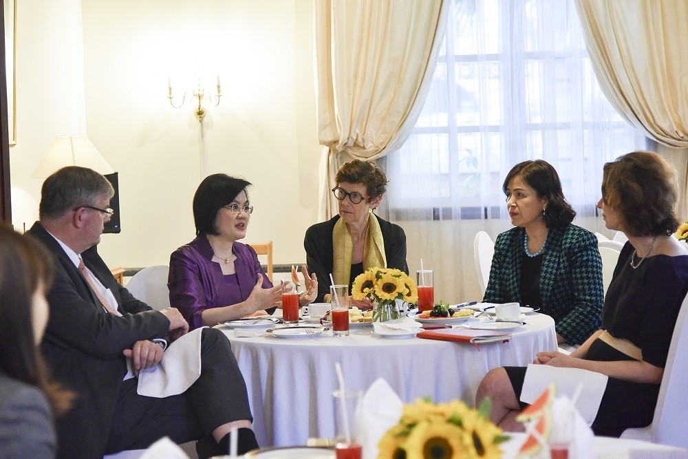 (01.21) Đại sứ Na Uy Grete Lochen thảo luận với Đại sứ Nguyễn Nguyệt Nga và Đại sứ Lê Thị Tuyết Mai. (Nguồn: TTXVN)