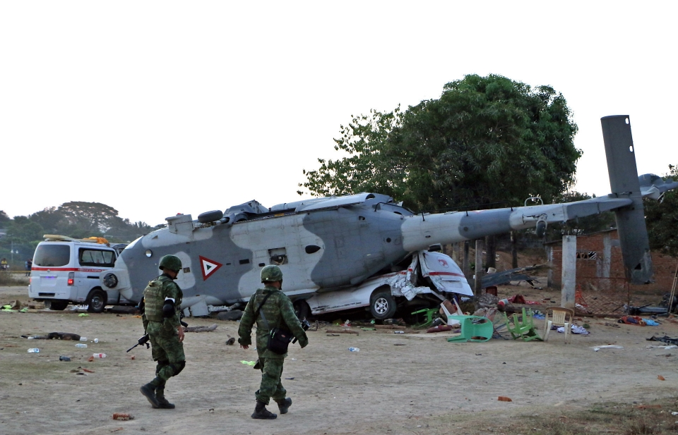 mexico 13 nguoi thiet mang trong vu roi truc thang cho bo truong noi vu