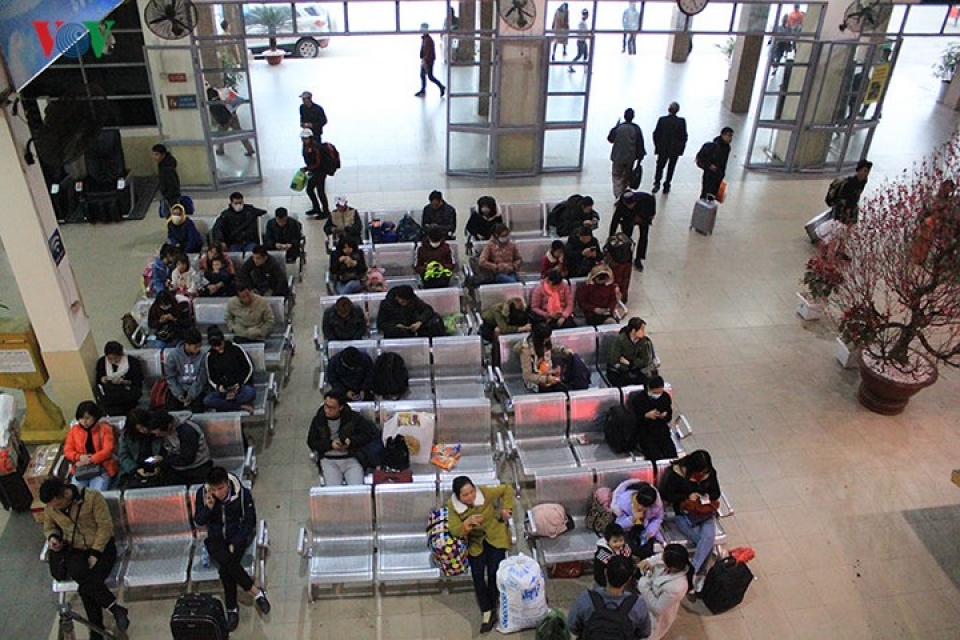 nguoi dan do ve ha noi sau ky nghi tet nguyen dan