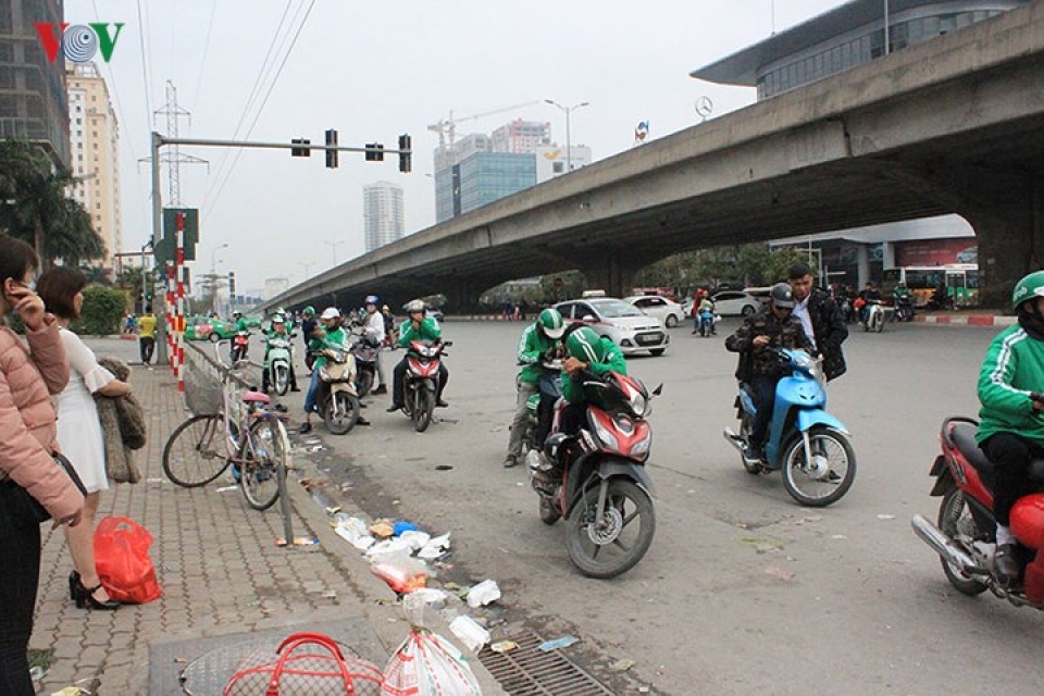 nguoi dan do ve ha noi sau ky nghi tet nguyen dan