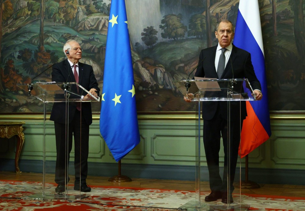 (02.07) Đại diện Cáp cao của Liên minh châu Âu về Chính sách và An ninh Joseph Borrel và Ngoại trưởng Nga Sergey Lavrov tại họp báo chung ở Moscow, Nga. (Nguồn: TASS)