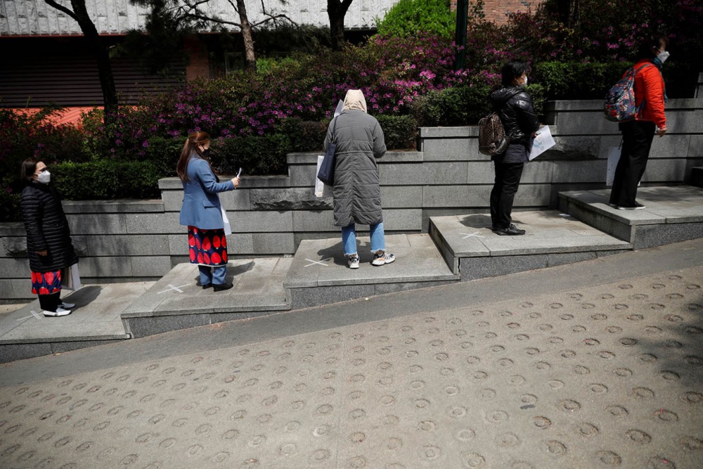 (02.13) Người dân Hàn Quốc tiến hành giãn cách xã hội tại một địa điểm công cộng ở thủ đô Seoul. (Nguồn: Reuters)