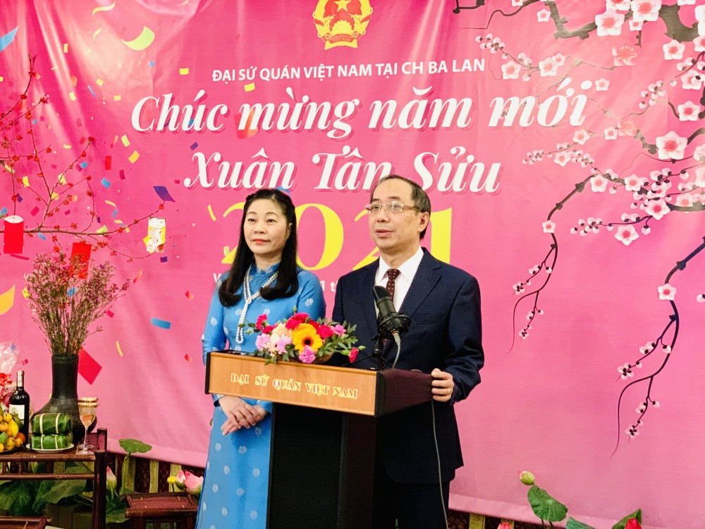 Đại sứ Nguyễn Hùng phát biểu chúc mừng thời khắc giao thừa. (Nguồn: Đại sứ quán Việt Nam tại Ba Lan)