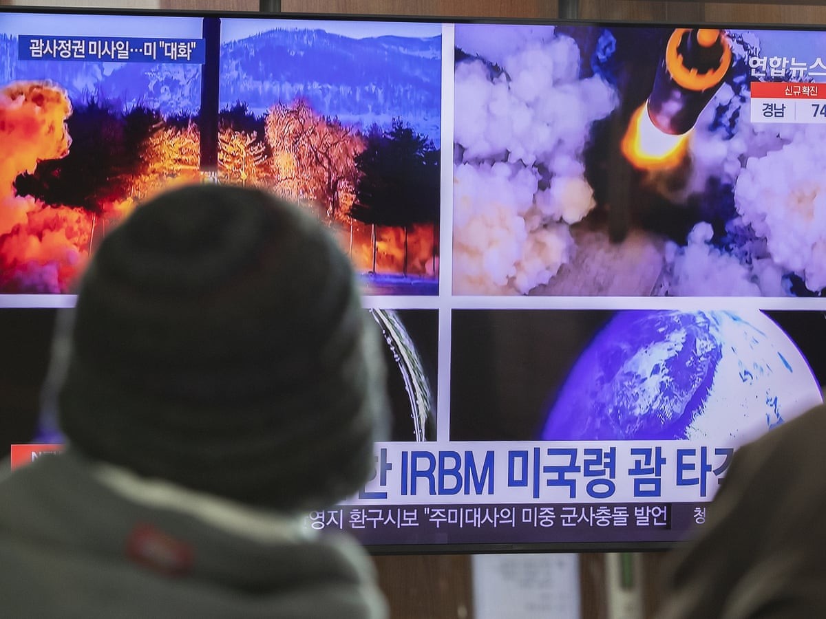 (02.05) Người dân Hàn Quốc tại thủ đô Seoul theo dõi thông tin về vụ phóng tên lửa của Triều Tiên qua màn hình lớn. (Nguồn Getty Images)