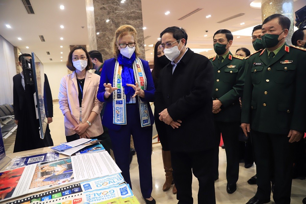 (02.17) Thủ tướng Chính phủ Phạm Minh Chính, Bộ trưởng Quốc phòng, Đại tướng Phan Văn Giang và Trưởng Đại diện thường trú của UNDP tại Việt Nam, bà Caitlin Wiesen tham quan các gian hàng trưng bày tại Hội nghị. (Ảnh: Trần Thường/VNN)