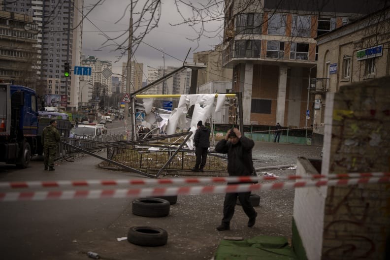 (02.25) Một khu phố tại thủ đô Kiev của Ukraine sau khi hứng chịu đợt tấn công của Nga ngày 24/2. (Nguồn: AP)