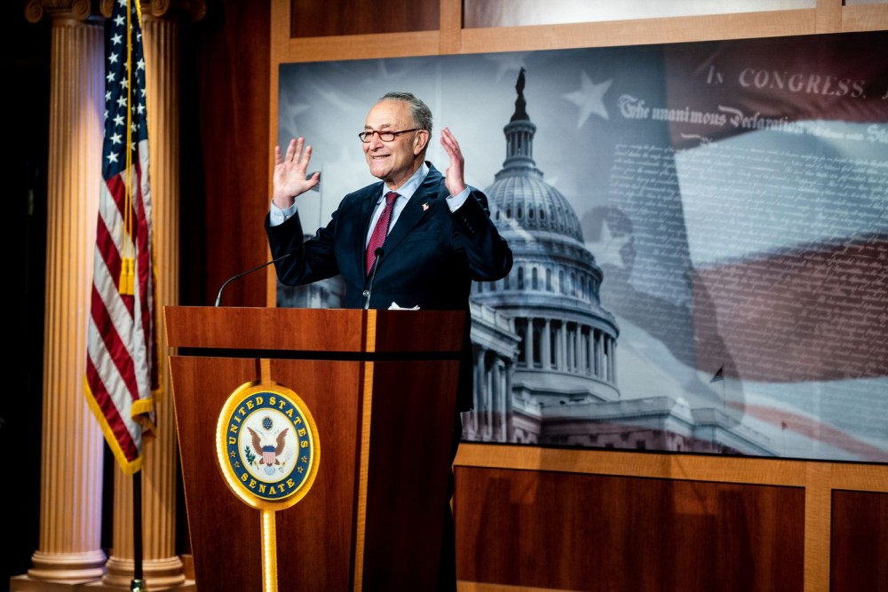 Thượng Nghị sỹ đảng Dân chủ bang New York Chuck Schumer phát biểu sau khi dự thảo về gói cứu trợ 1.900 tỷ USD được thông qua. (Nguồn: Reuters)