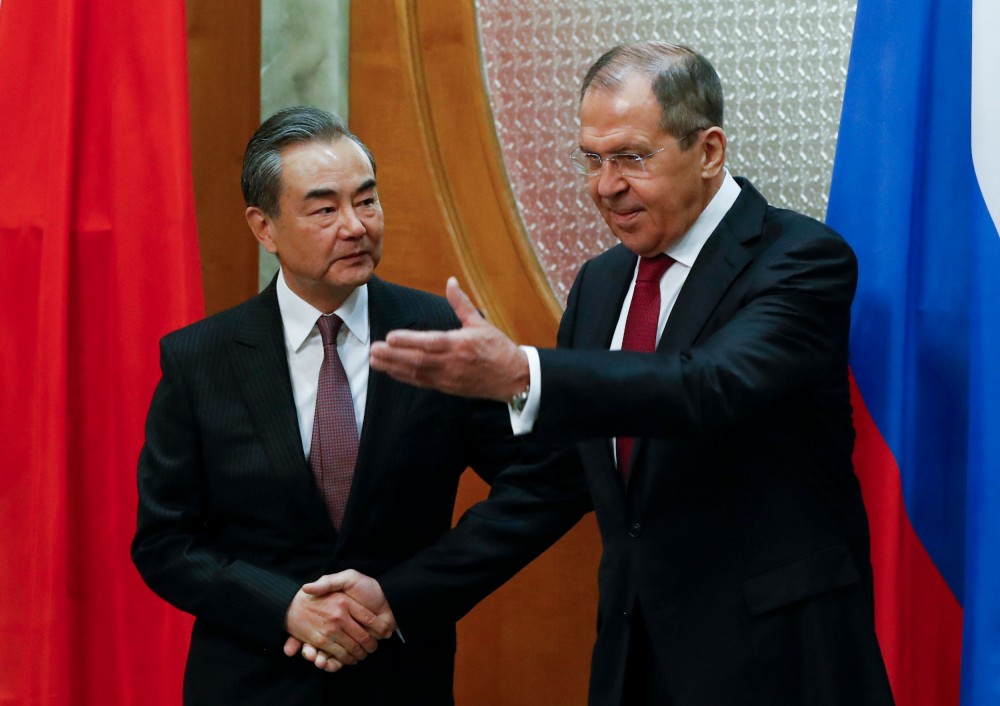 Ngoại trưởng Nga Sergei Lavrov và người đồng cấp Trung Quôc Vương Nghị sau cuộc họp tại Quế Lâm, Trung Quốc ngày 23/3. (Nguồn: Getty Images)