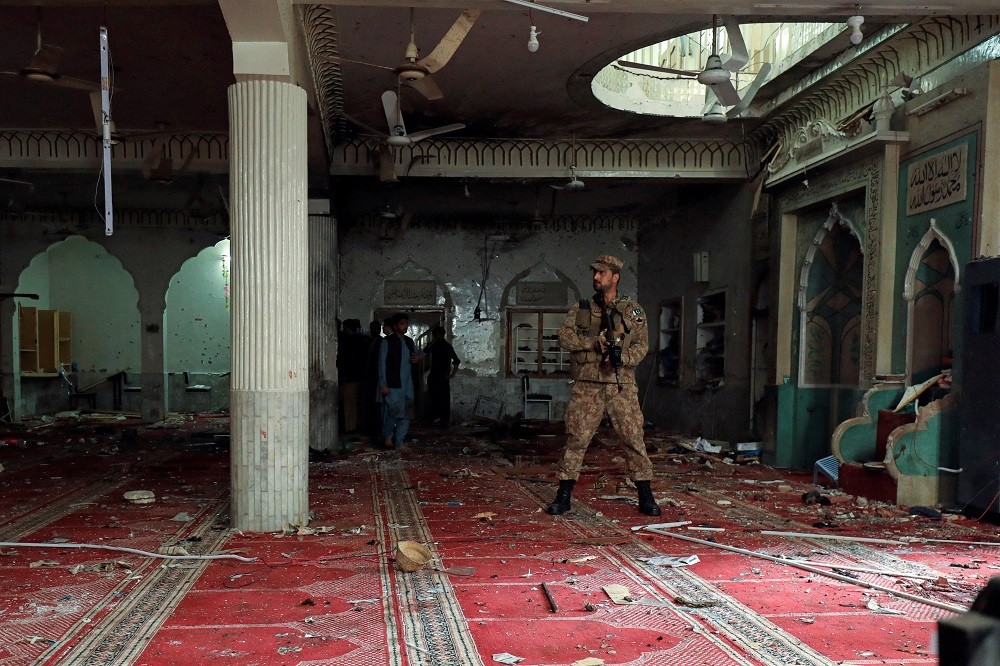 (03.05) Hiện trường vụ đánh bom đẫm máu tại thánh đường Hồi giáo ở Peshawar, Pakistan ngày 4/3. (Nguồn: Reuters)
