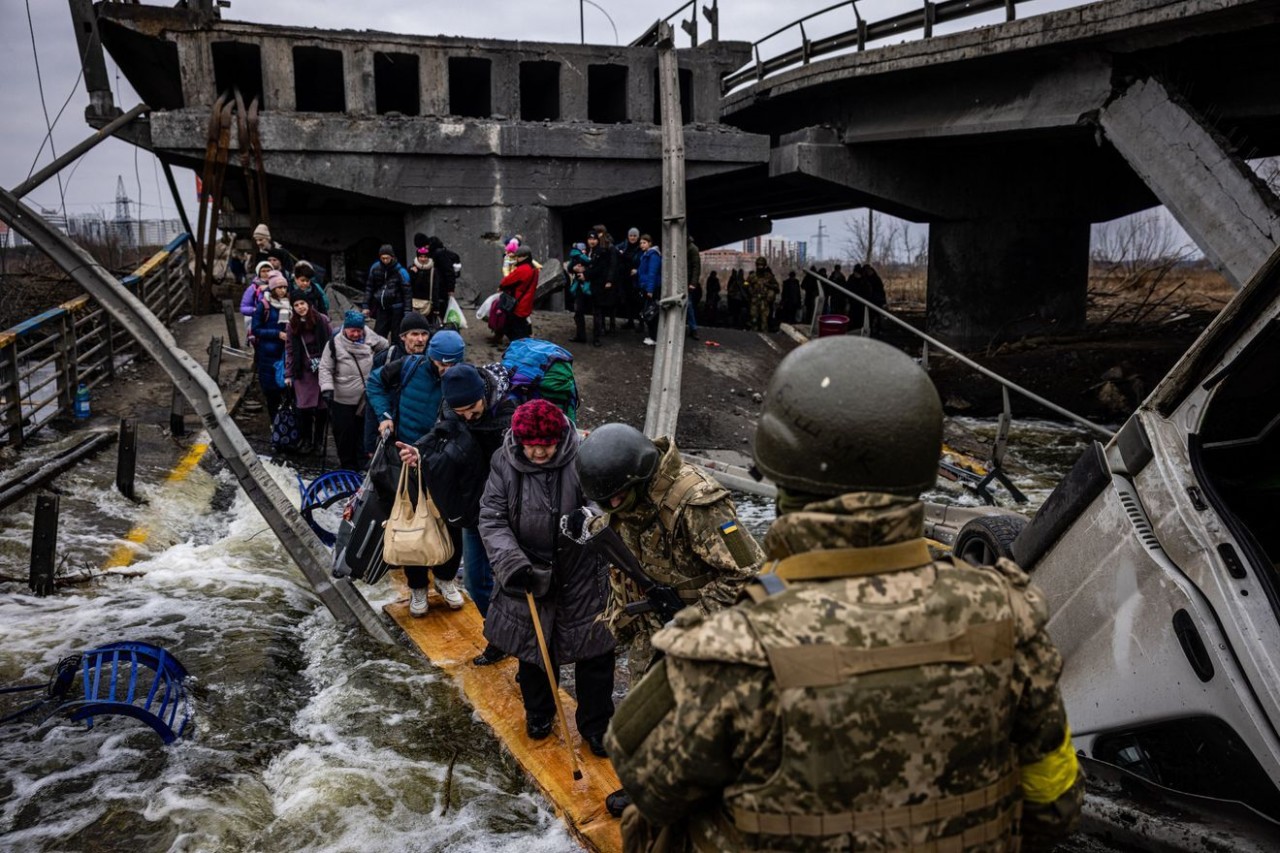 (03.09) Người dân Ukraine sơ tán khỏi vùng chiến sự tại thành phố Irpin, Tây Bắc Kiev, ngày 7/3/2022. (Nguồn: AFP/Getty Images)