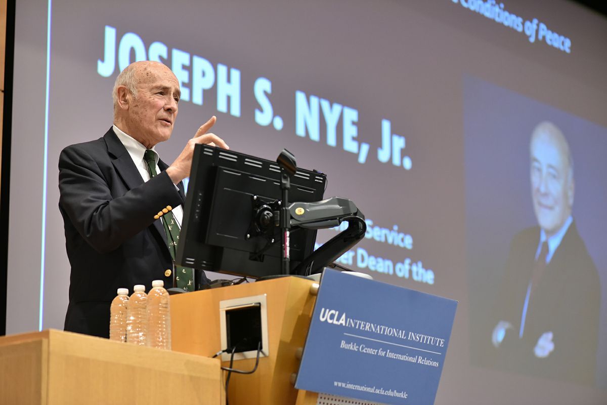 hoc gia joseph nye jr covid 19 thach thuc su lanh dao cua my