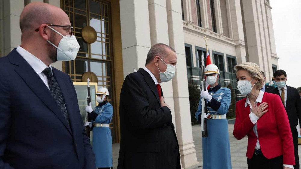(04.08) Chủ tịch Hội đồng châu Âu Charles Michel, Tổng thống Thổ Nhĩ Kỳ Tayyip Erdogan và Chủ tịch Ủy ban châu Âu Ursula von der Leyen. (Nguồn: Reuters)