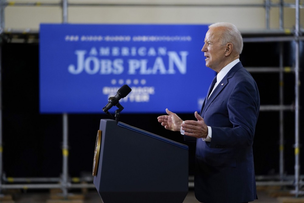 (04.15) Tổng thống Mỹ Joe Biden trong bài phát biểu về đầu tư cơ sở hạ tầng tại thành phố Pittsburgh cuối tháng Ba. (Nguồn: AP)