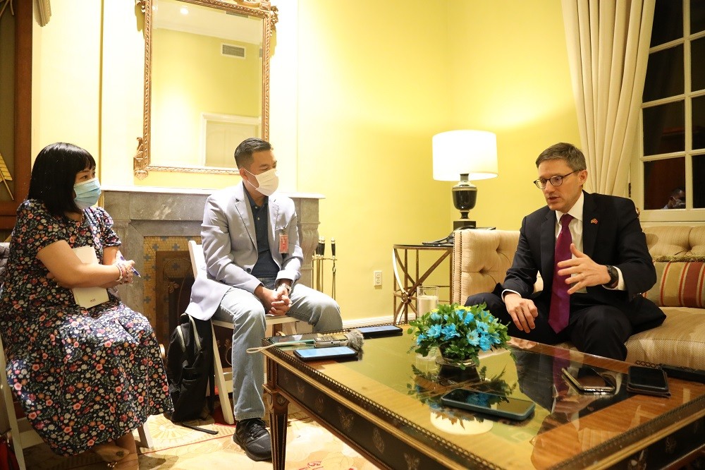 (04.01) Cố vấn Ngoại trưởng Mỹ Derek Chollet chia sẻ với báo chí Việt Nam. (Ảnh: Tiến Đạt)