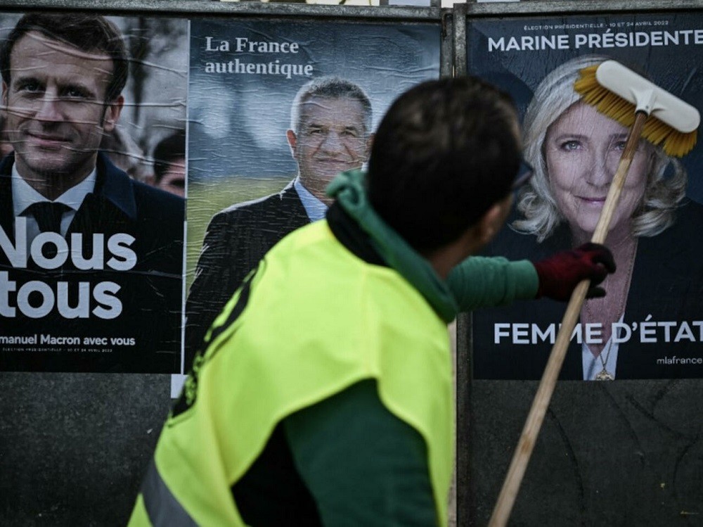 (04.06) Tấm bảng dán các áp phích cổ động của các ứng cử viên bầu cử tổng thống Pháp năm 2022. (Nguồn: AFP)