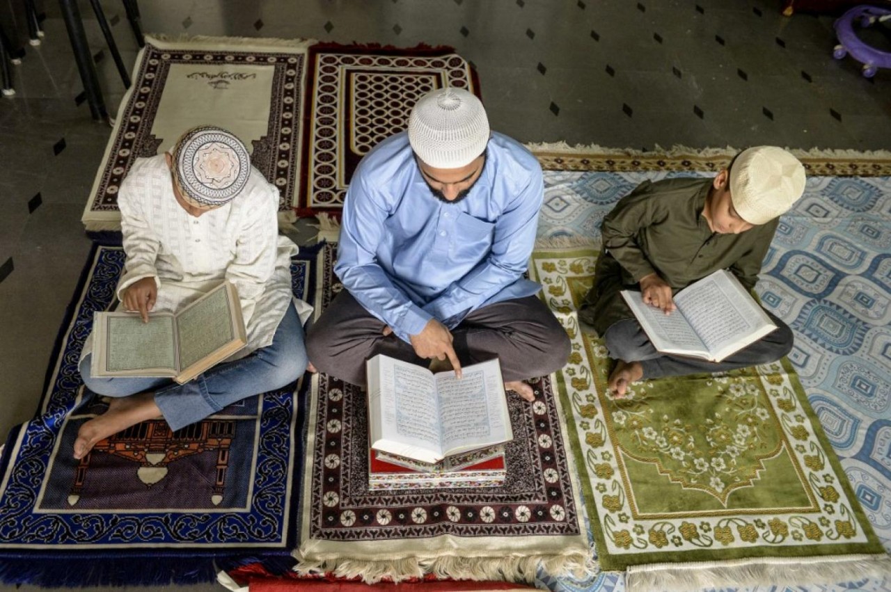 (04.08) Một gia đình người Hồi giáo cầu nguyện với Kinh Qu'ran trong tháng lễ Ramadan. (Nguồn: AFP)