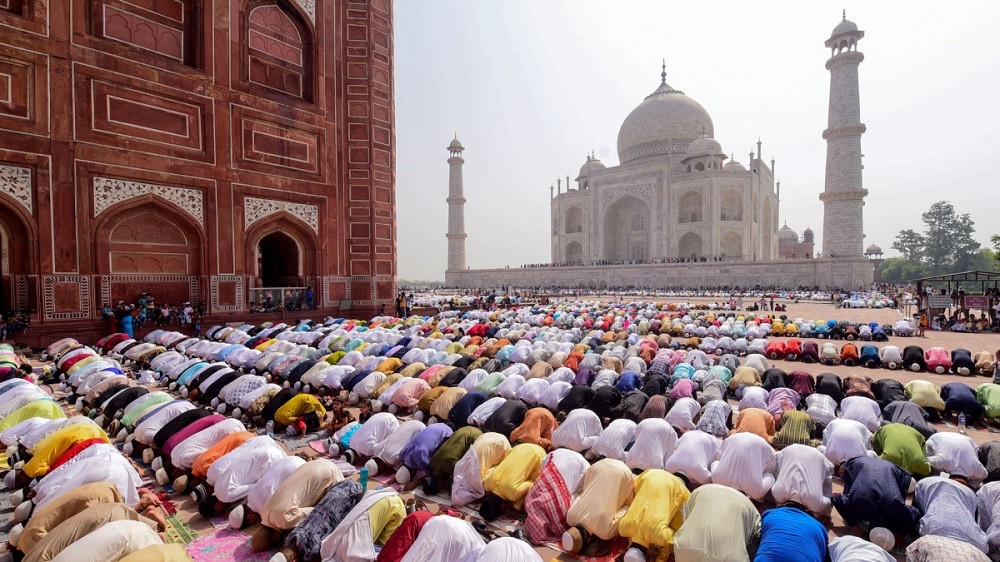 (04.08) Các tín đồ Hồi giáo tại Ấn Độ cầu nguyện trong lễ Eid al-Fitr kết thúc tháng Ramadan tại đền Taj Mahal, Agra, Ấn Độ đầu tháng 5/2021. (Nguồn: AFP/Getty Images)