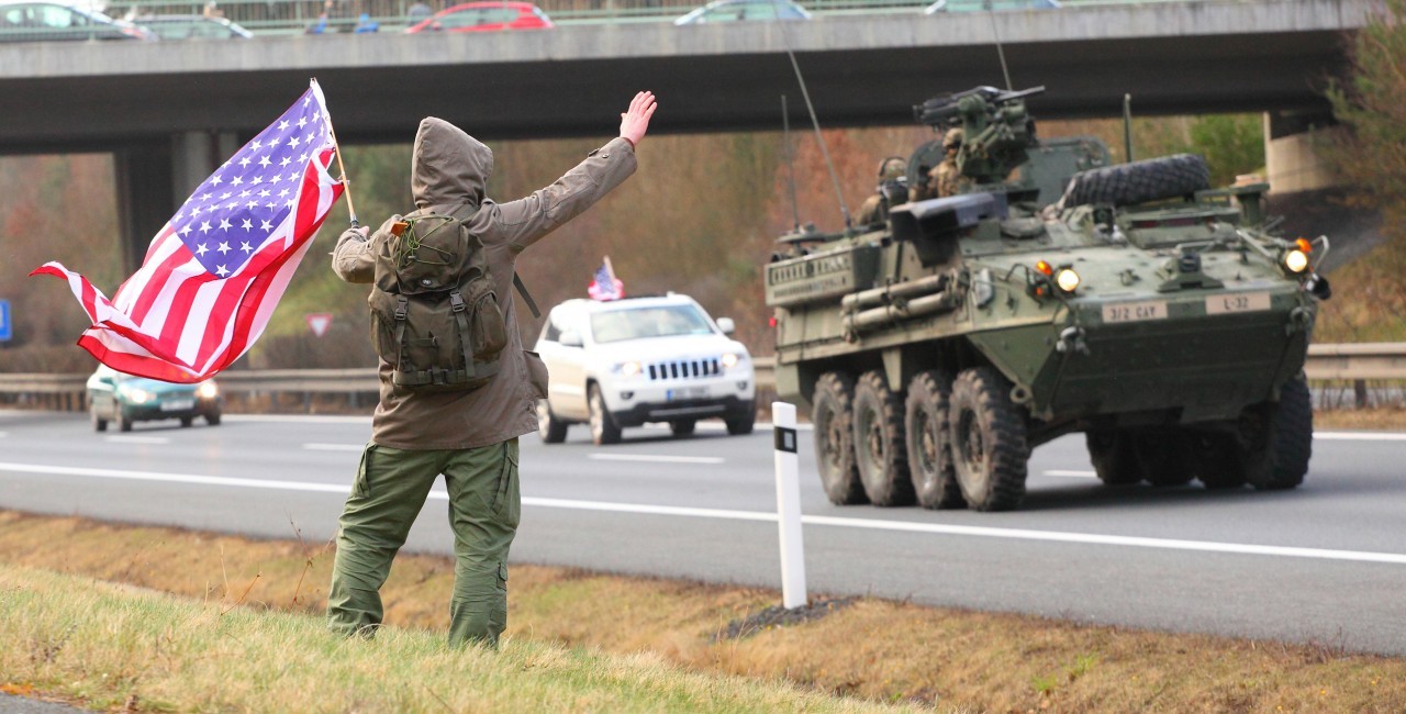 (04.11) Một người ủng hộ vẫy cờ chào đón đoàn Mỹ di chuyển qua vùng Pilsen, Czech. (Nguồn: Expat.cz)