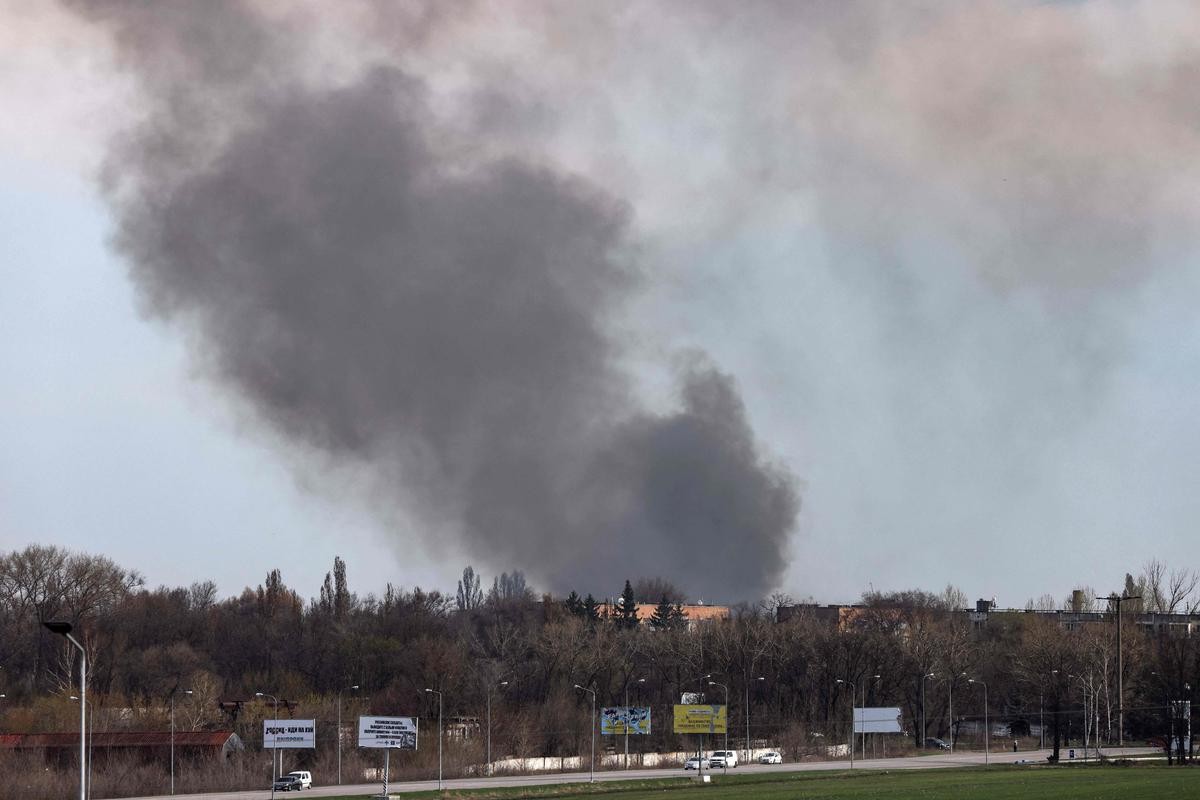 (04.11) Các cuộc tấn công bằng tên lửa và pháo kích vẫn tiếp tục diễn ra vào cuối tuần qua - Ảnh: Khói bốc lên từ khu vực sân bay Dnipro, Ukraine. (Nguồn: AFP)