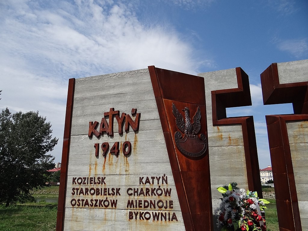 (04.11) Đài tưởng niệm vụ thảm sát Katyn tại Ba Lan năm 1940. (Nguồn: Wikipedia Commons)