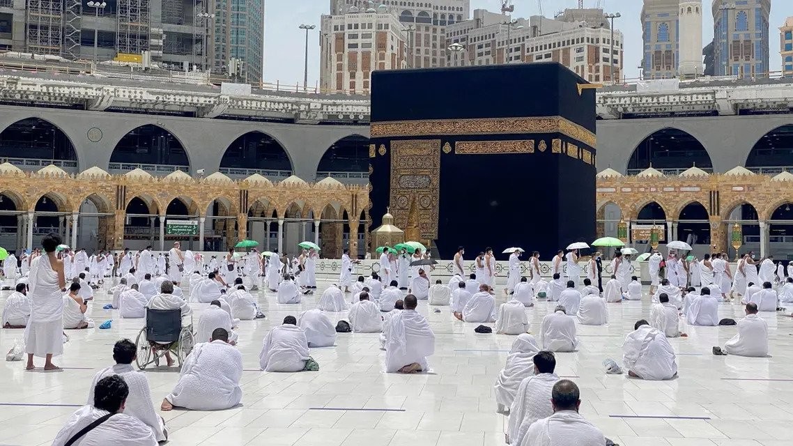 (04.13) Người Hồi giáo cầu nguyện trong dịp lễ Ramadan tại Thánh đường Al-Masjid al-Haram linh thiêng nhất của Hồi giáo, thành phố Mecca, Saudi Arabia (Nguồn ảnh: Reuters)