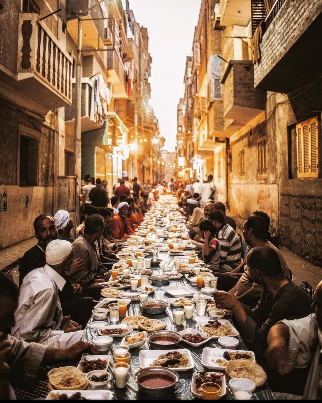 (04.13) Một bữa ăn iftar công cộng ở Cairo, Ai Cập (Nguồn ảnh: Twitter)