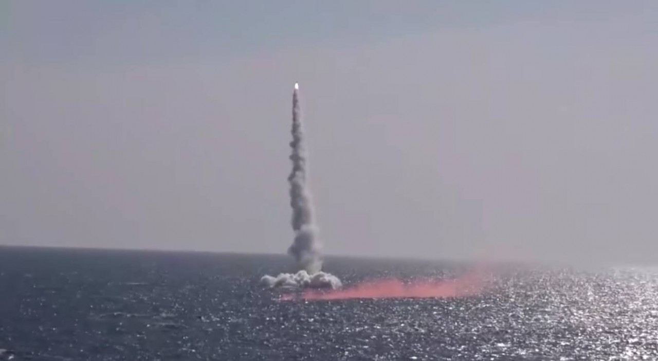 (04.14) Tên lửa hành trình Kalibr bắn từ tàu ngầm trong video do Bộ Quốc phòng Nga công bố. (Nguồn: Bộ Quốc phòng Nga)