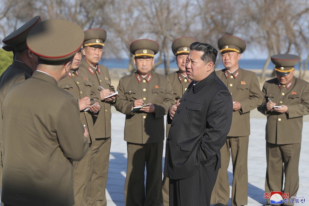 (04.17) KCNA cho biết nhà lãnh đạo Triều Tiên Kim Jong-un đã thị sát vụ phóng một vũ khí chiến lược mới vừa qua. (Nguồn: KCNA)