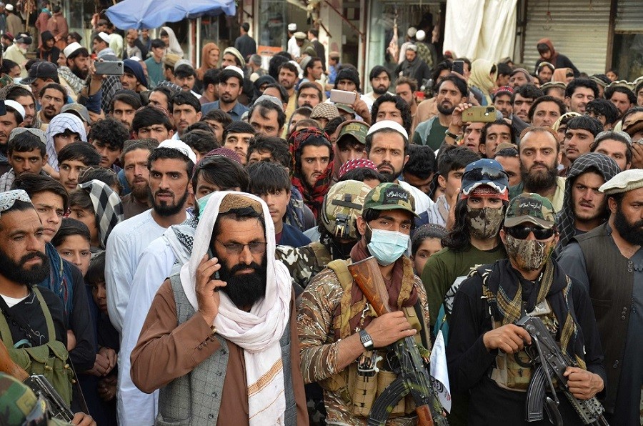 (04.17) Người dân Afghanistan quây quanh hiện trường vụ tấn công của quân đội Pakistan khiến 6 người Afghanistan thiệt mạng. (Nguồn: AFP)