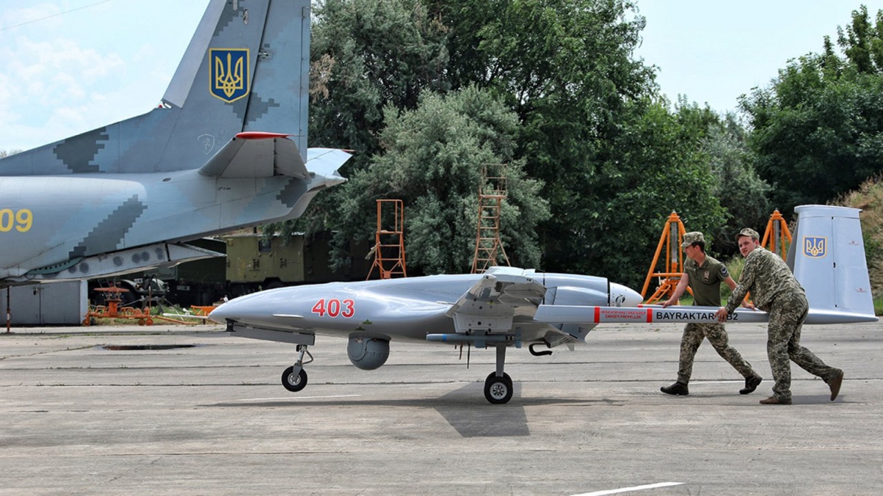 (04.18) Nga cho biết đã tiêu diệt gần 500 UAV kể từ khi xung đột Nga-Ukraine bùng phát - Ảnh: UAV Bayrakhtar TB-2 đã nhiều lần xuất hiện trên thực địa xung đột Nga-Ukraine. (Nguồn: Getty Images)